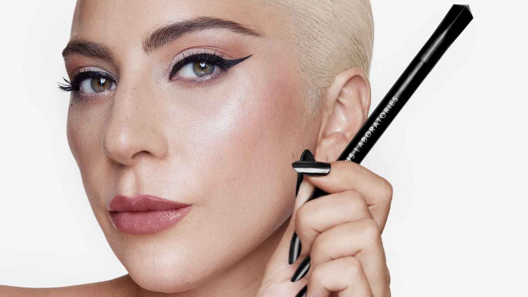 Lady Gaga anunciaba por sorpresa este eyeliner líquido.