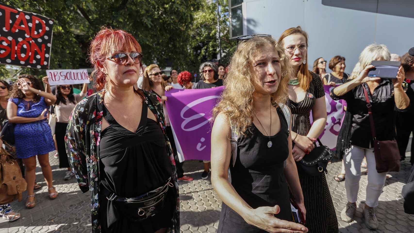 La activista rusa de Pussy Riot María Alyokhina, conocida como Masha (una de las tres mujeres encarceladas por Putin tras asaltar la catedral de Moscú), acompaña y apoya a Antonia Ávalos.