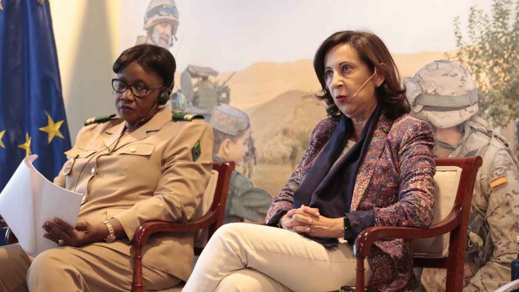La ministra de Defensa, Margarita Robles, junto a la teniente coronel del Ejército de Mali, Aminata Diabaté.