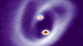 Los complejos filamentos en forma de pretzel que rodean a las dos jóvenes estrellas y a sus pequeños discos.