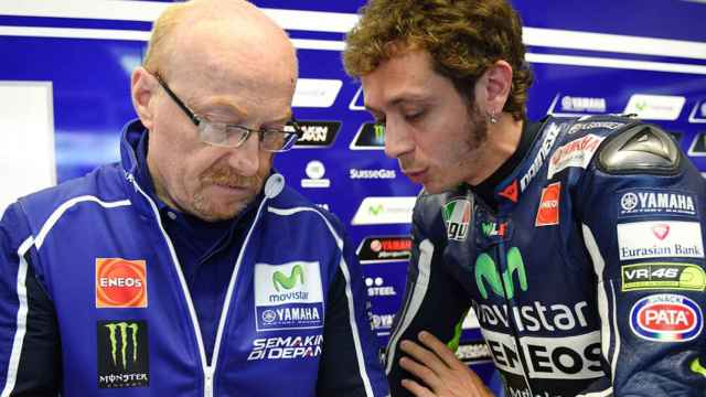 Valentino Rossi conversa con Silvano Galbusera, en el box de Yamaha.