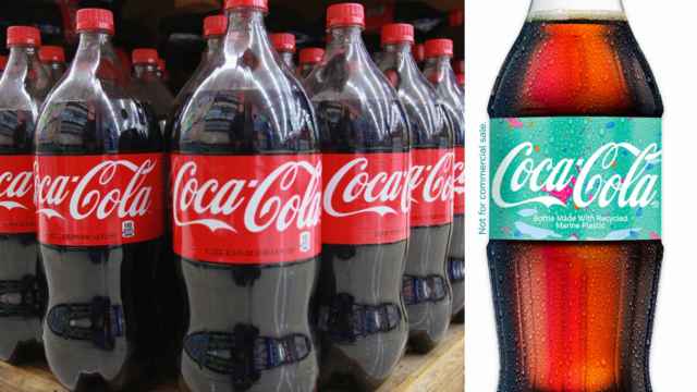 A la derecha, la botella reciclada de basura marina de Coca-Cola.