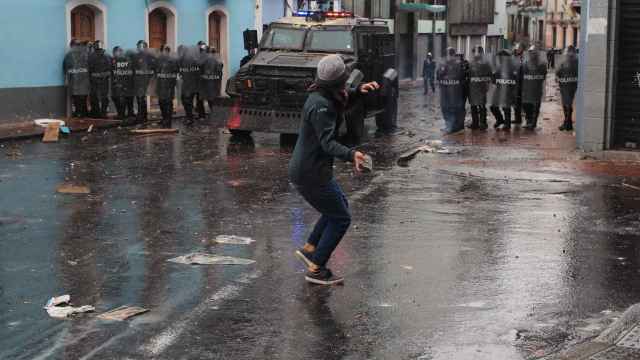 Manifestantes se enfrentan en la Policía en Quito