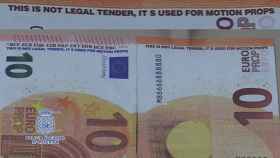 Dos ejemplos del billete falso de 10 euros