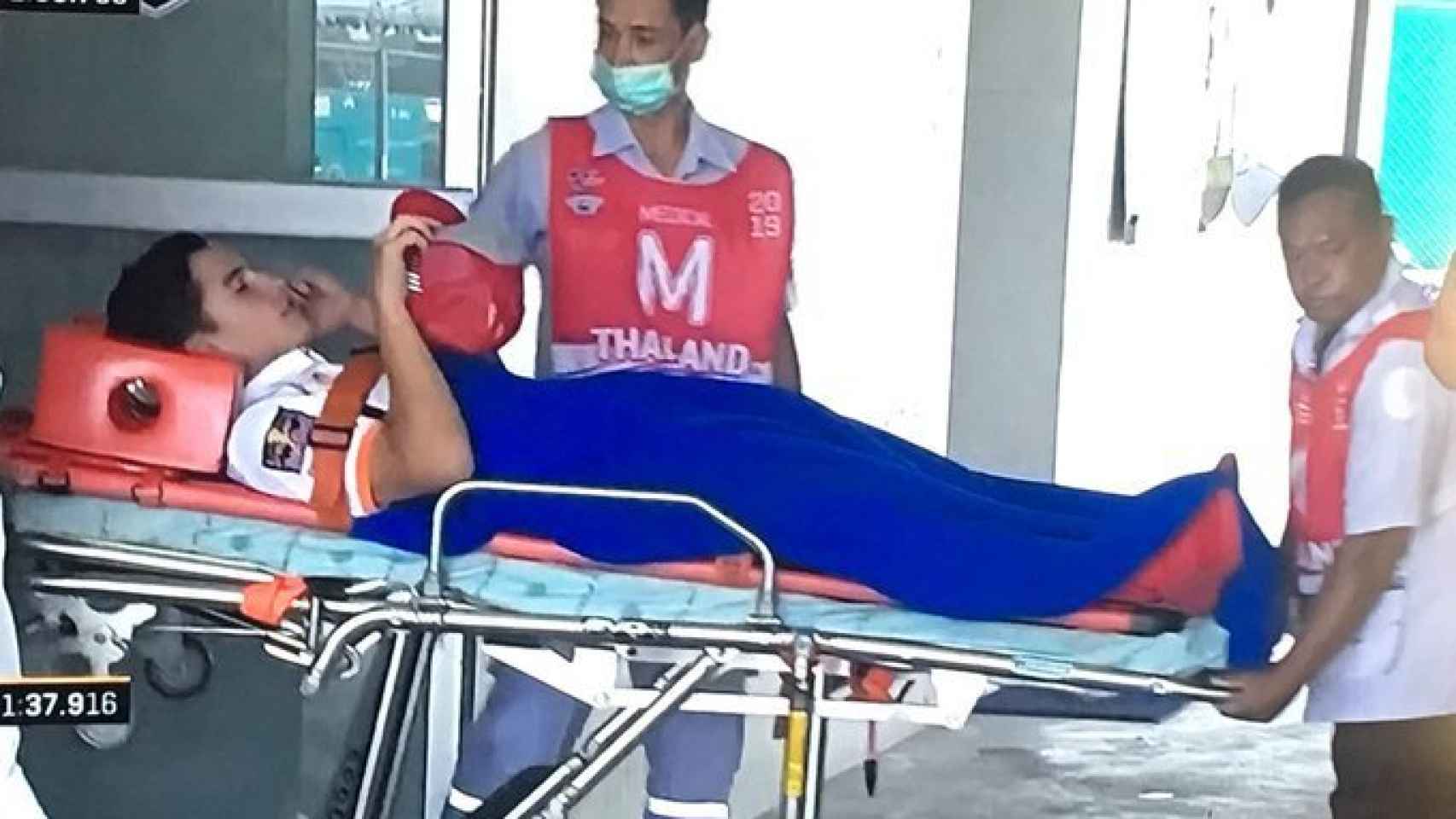 Marc Márquez sale en camilla del centro médico del circuito de Buriram.