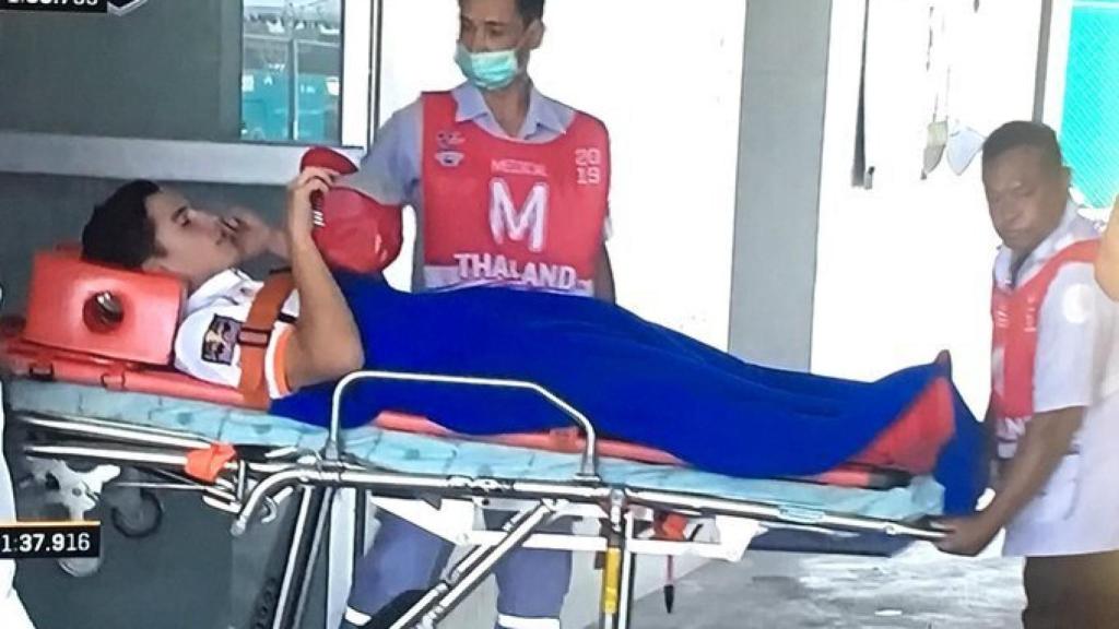 Marc Márquez sale en camilla del centro médico del circuito de Buriram.