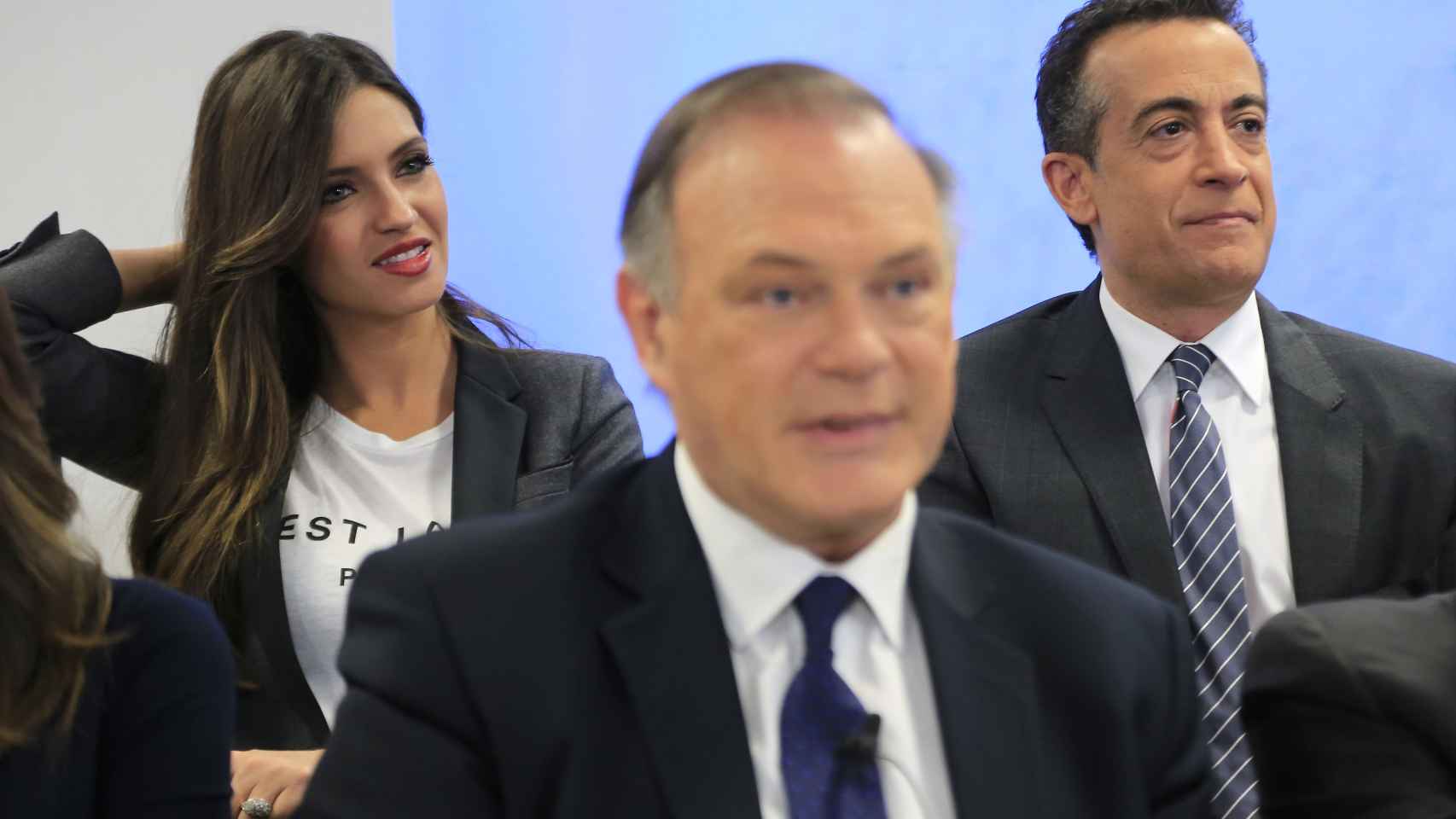 J. J. Santos, a la derecha de la imagen, junto a Sara Carbonero y Pedro Piqueras, compañeros de Informativos Telecinco en 2015.