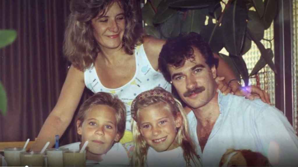 Christian Gálvez con su hermana Ainhoa, y sus padres. Fotografía del programa 'Mi casa es la tuya'.