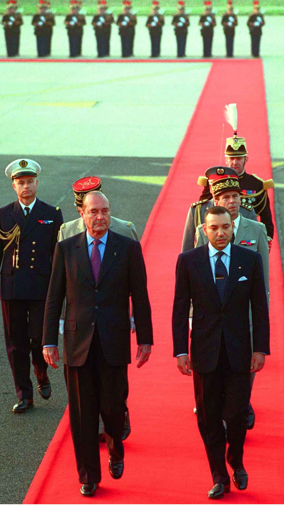 El rey de Marruecos y el expresidente francés Jacques Chirac en el aeropuerto de París en el año 2000.