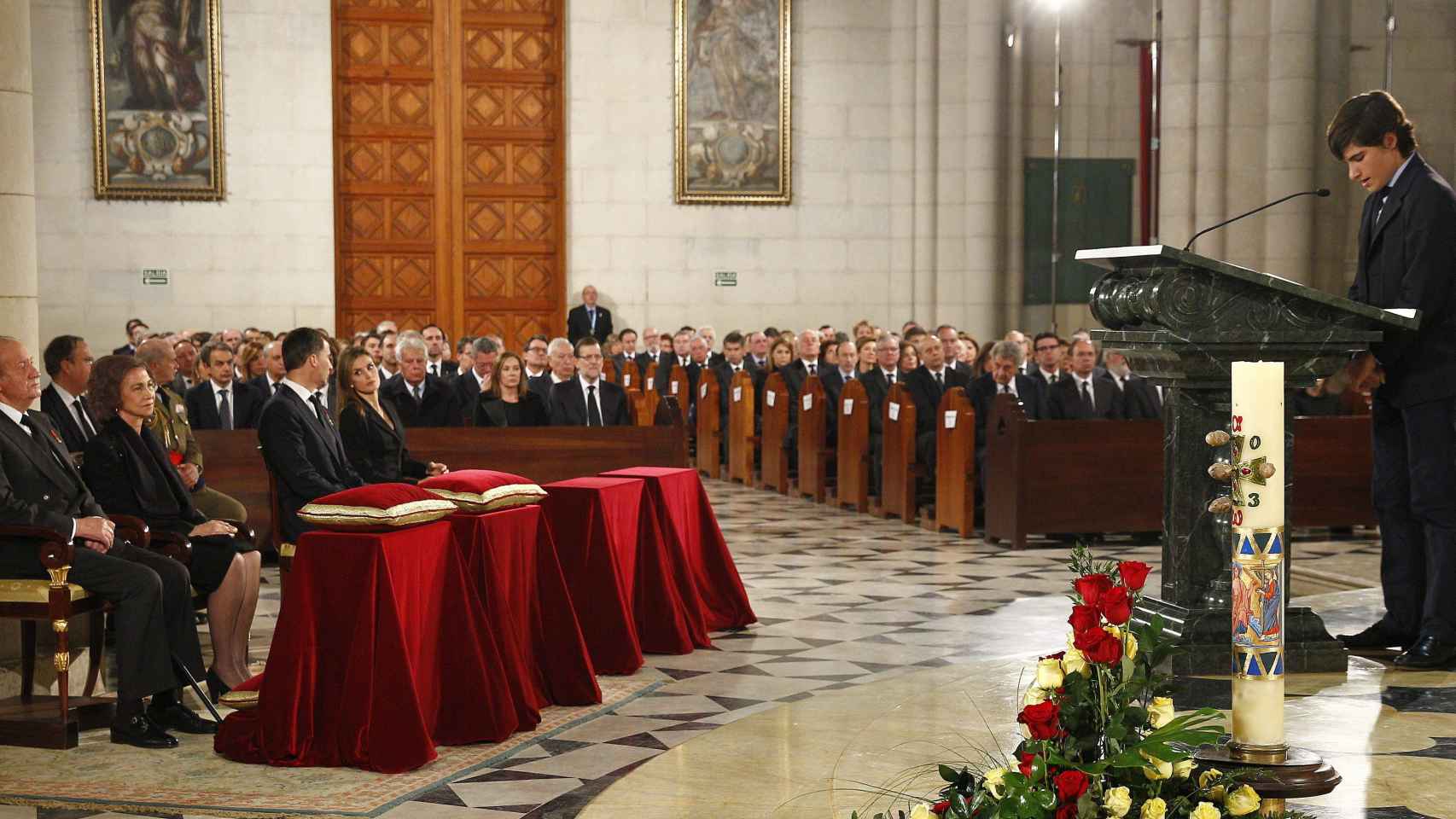 Adolfo Suárez Flores leyendo unas emotivas palabras en el funeral de su abuela ante los reyes Felipe, Letizia, Juan Carlos y Sofía.