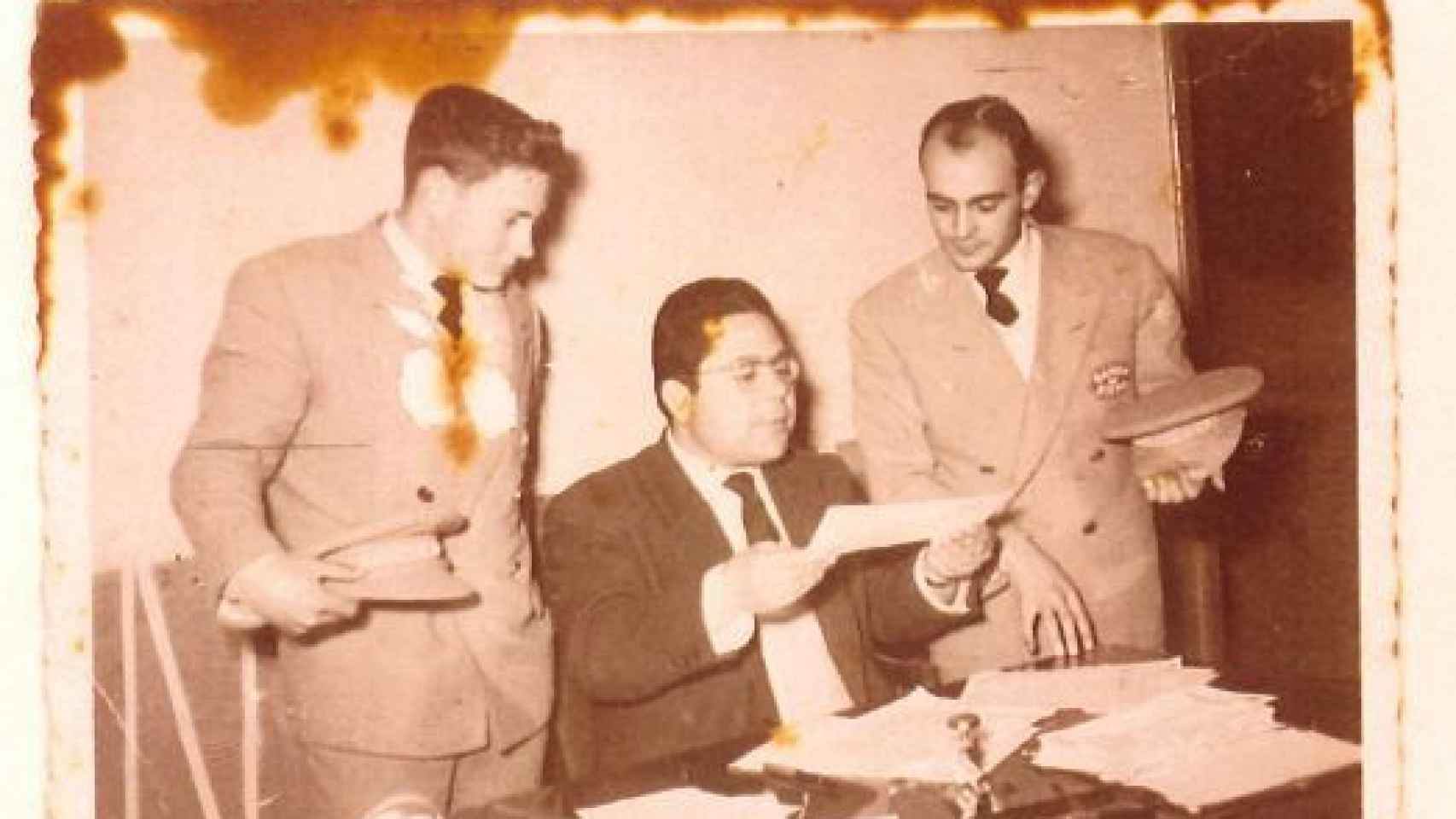 Estanislao Berruezo García, primero por la izquierda, cuando empezó como botones en la sucursal que el Banco de Siero tenía en el pueblo almeriense de Tíjola.