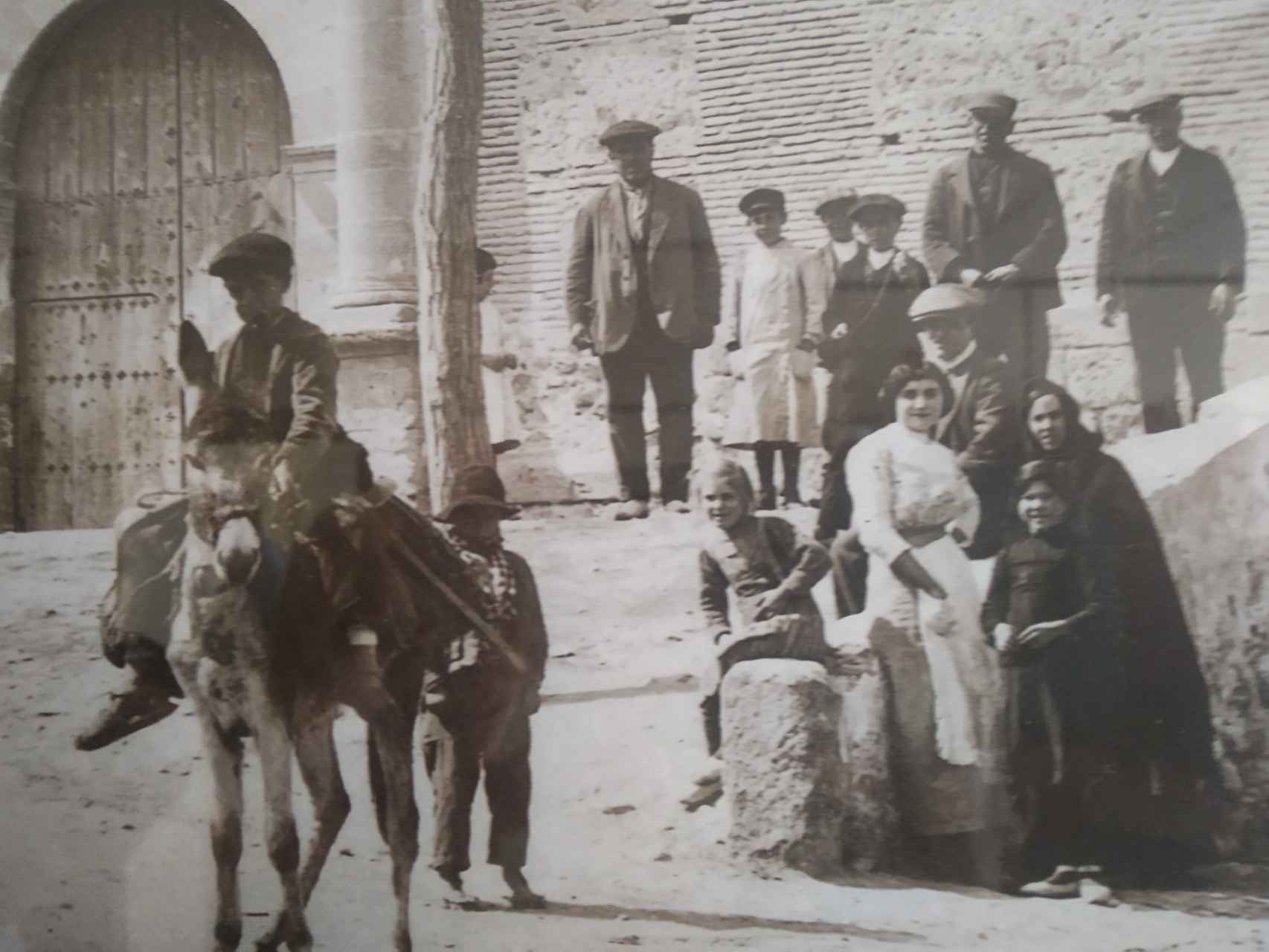 Gracias Lucas Lorente, la abuela del cantante Miguel Bosé, vestida de blanco, en una foto de archivo del Ayuntamiento de Tíjola.
