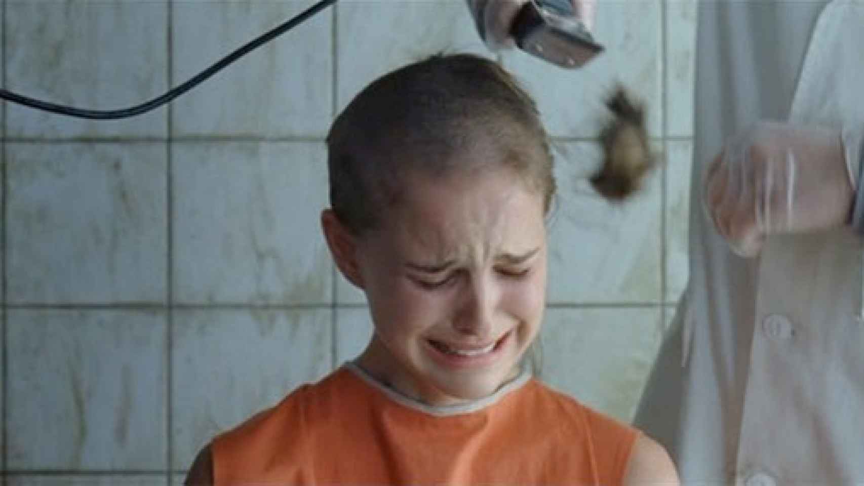 Natalie Portman, en la película 'V de Vendetta', cuando le rasuran la cabeza.