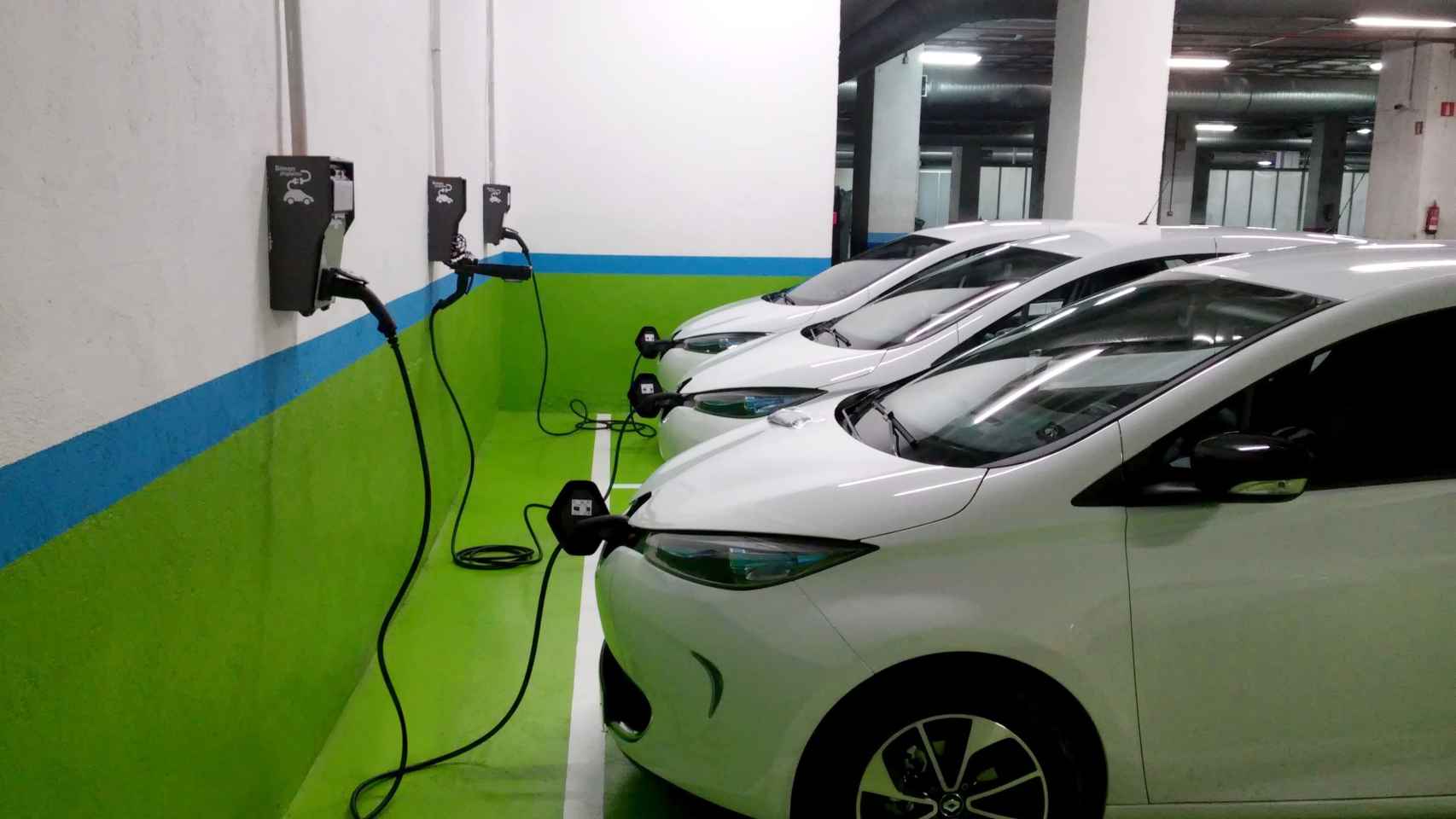 Así se cargan los coches eléctricos en los garajes.