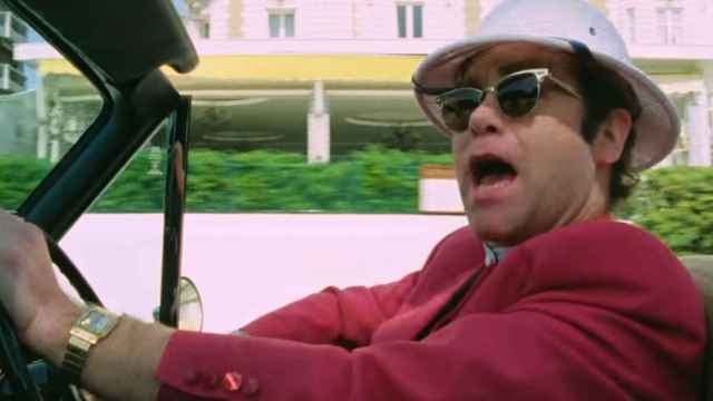 Elton John cantando al volante en I'm Still Standing