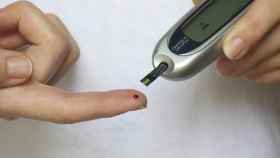 Una mujer diabética midiendo su nivel de azúcar en sangre.