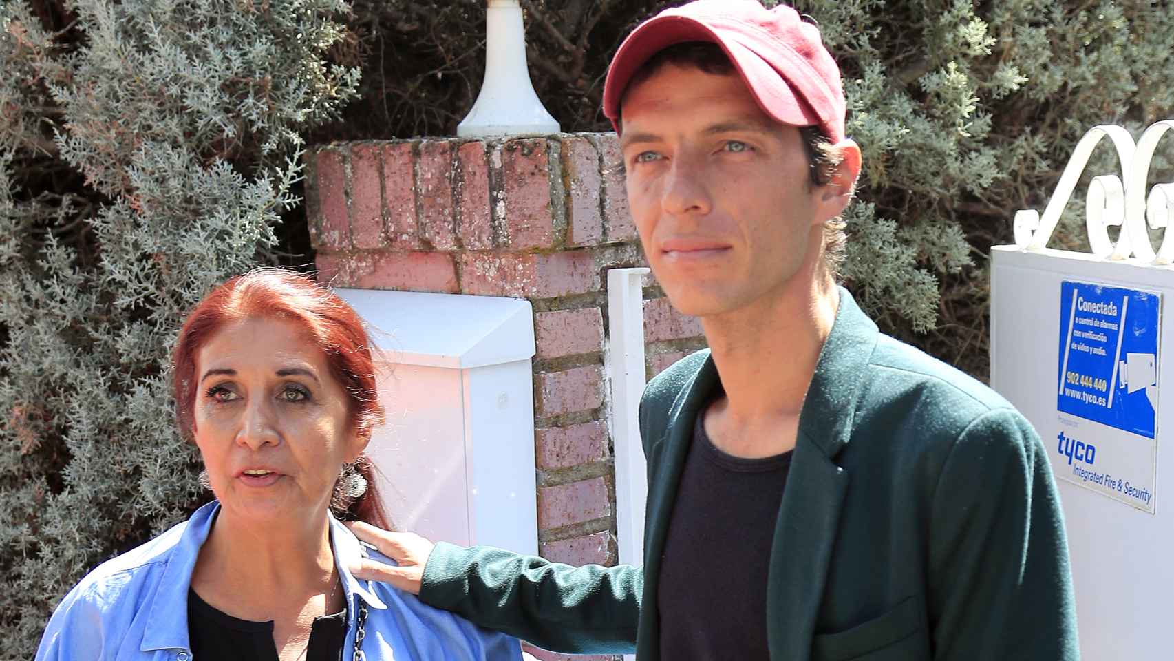 Camilo Blanes junto a su madre Lourdes Ornelas a las puertas de la que ya es su legítima casa.