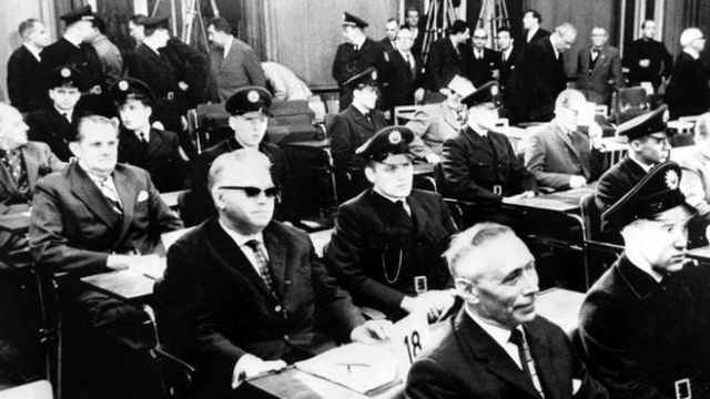 Victor Capesius, en el centro con gafas, durante los juicios de Auschwitz.