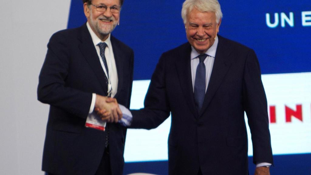 Mariano Rajoy y Felipe González en el I Foro La Toja-Vínculo Atlántico, celebrado en O Grove (Pontevedra).