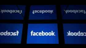 Logo de Facebook en diferentes pantallas.