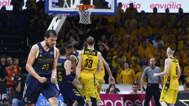 Sergio Llull celebra un triple ante Iberostar Tenerife en Liga Endesa