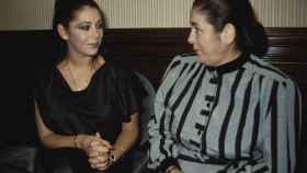 Isabel Pantoja en compañía de su madre en una imagen tomada en el año 1980.