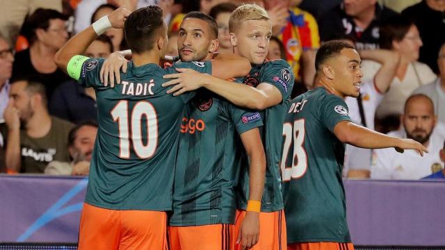 Ziyech celebra con Van de Beek y Tadic un gol del Ajax de Ámsterdam