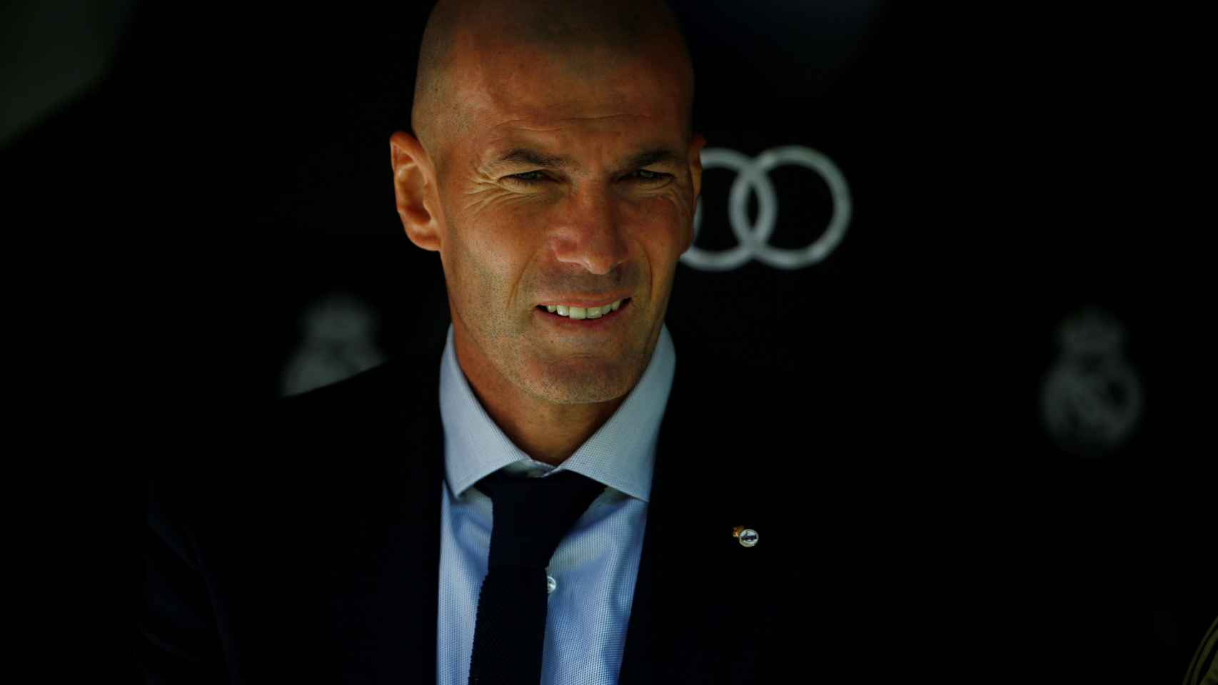 Zinedine Zidane en el banquillo del Santiago Bernabéu durante el encuentro frente al Granada