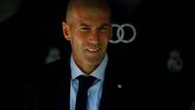 Zinedine Zidane en el banquillo del Santiago Bernabéu durante el encuentro frente al Granada