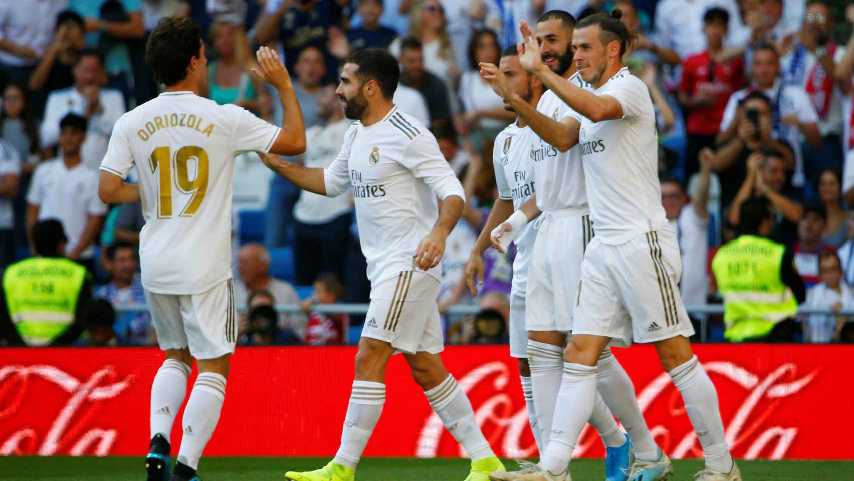 Los jugadores del Real Madrid celebran el gol de Benzema al Granada