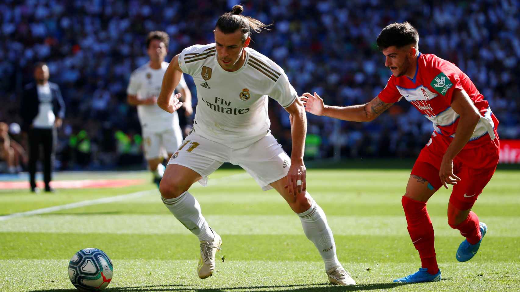 Gareth Bale intentando evitar la presión de Carlos Neva