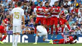 El Granada bloquea una falta lanzada por Bale