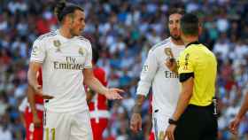 Gareth Bale y Sergio Ramos hablan con el colegiado Jaime Latre