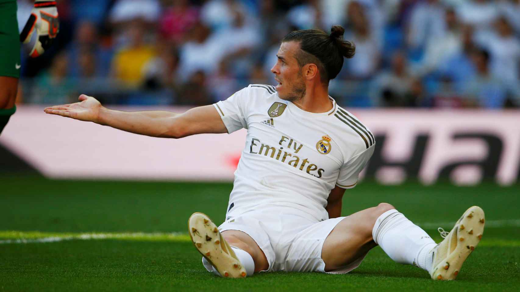 Gareth Bale, en el suelo, protesta tras una decisión arbitral