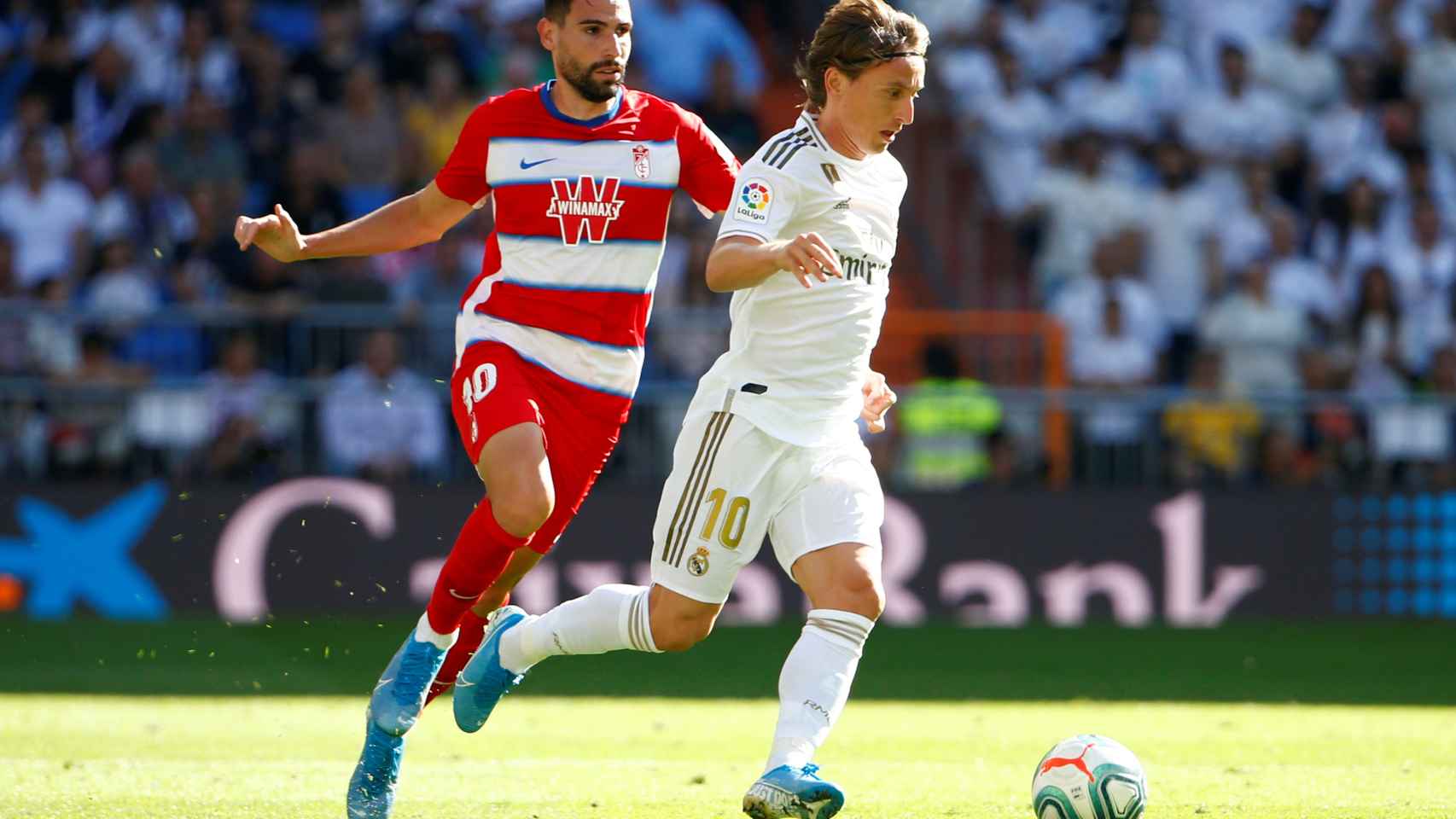 Luka Modric perseguido por José Antonio Rodríguez Díaz