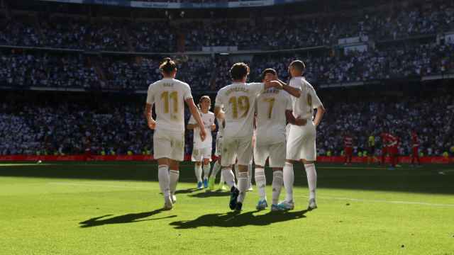 Los jugadores del Real Madrid celebran el gol de Hazard al Granada