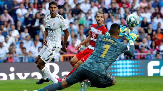 Alphonse Areola atrapa el balón ante la mirada de Varane y de Soldado