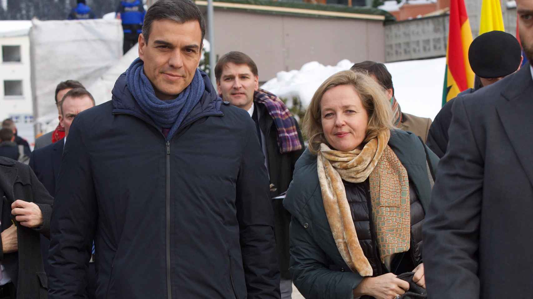 Pedro Sánchez y Nadia Calviño, a su llegada al foro económico de Davos (Suiza), en enero.