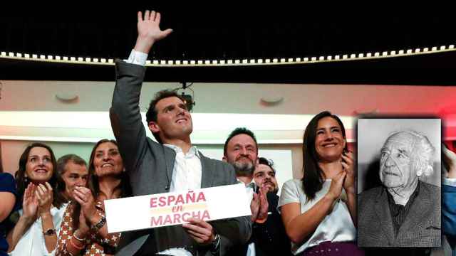 Gabriel celaya, autor del poema 'España en marcha'. De fondo, la presentación del lema de campaña de Ciudadanos.