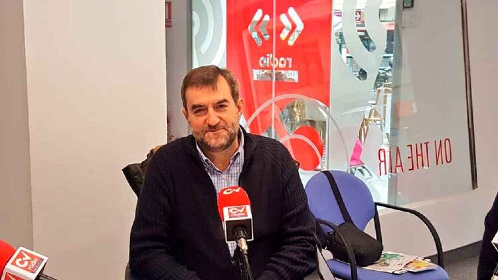 Salvador Montañana, alcalde de Guadassuar, ante los micrófonos de CV Radio, en Valencia.