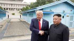 Donald Trump junto a Kim Jong-un.