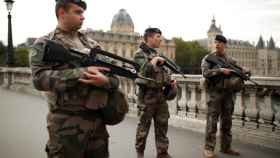 Militares franceses velan por la seguridad en París.