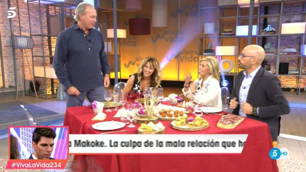 Bertín, Emma, Carmen y Diego esperando a los invitados.