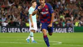 Luis Suárez celebrando un gol en un partido del FC Barcelona de Champions League.