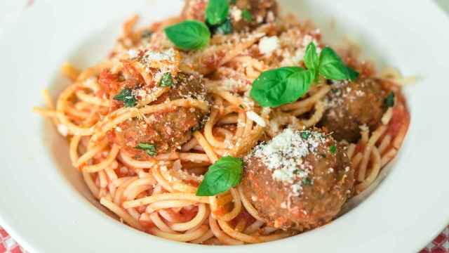 Espaguetis con albóndigas, receta fácil para chuparse los dedos