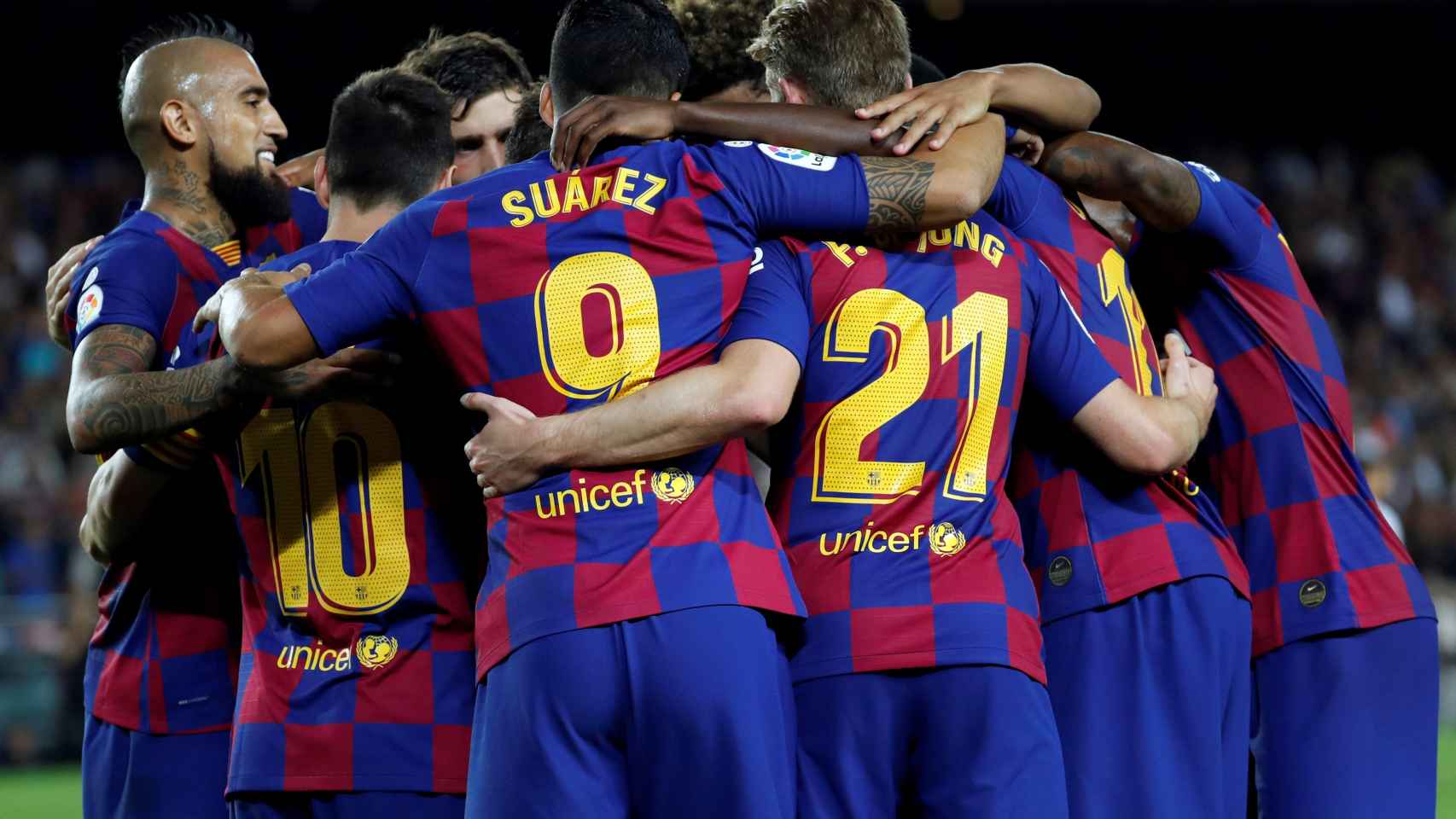 Los jugadores del Barcelona celebran uno de los goles ante el Sevilla