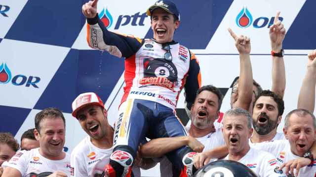 Marc Márquez celebra con su equipo su octavo título de campeón del mundo