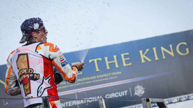 Marc Márquez celebra su victoria en el GP de Tailandia y su octavo título de campeón.
