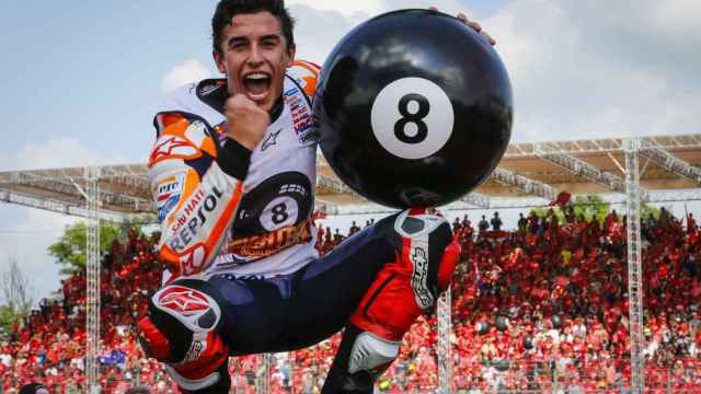 Marc Márquez celebra su octavo título de campeón del mundo, logrado en el circuito tailandés de Buriram.