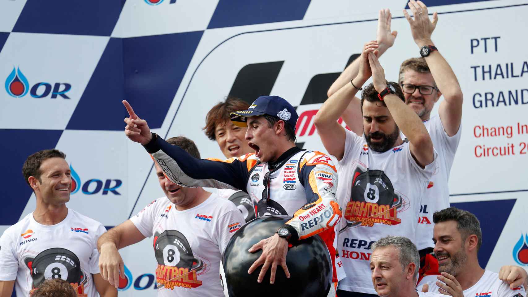 Marc Márquez celebra con su equipo su octavo título de campeón del mundo